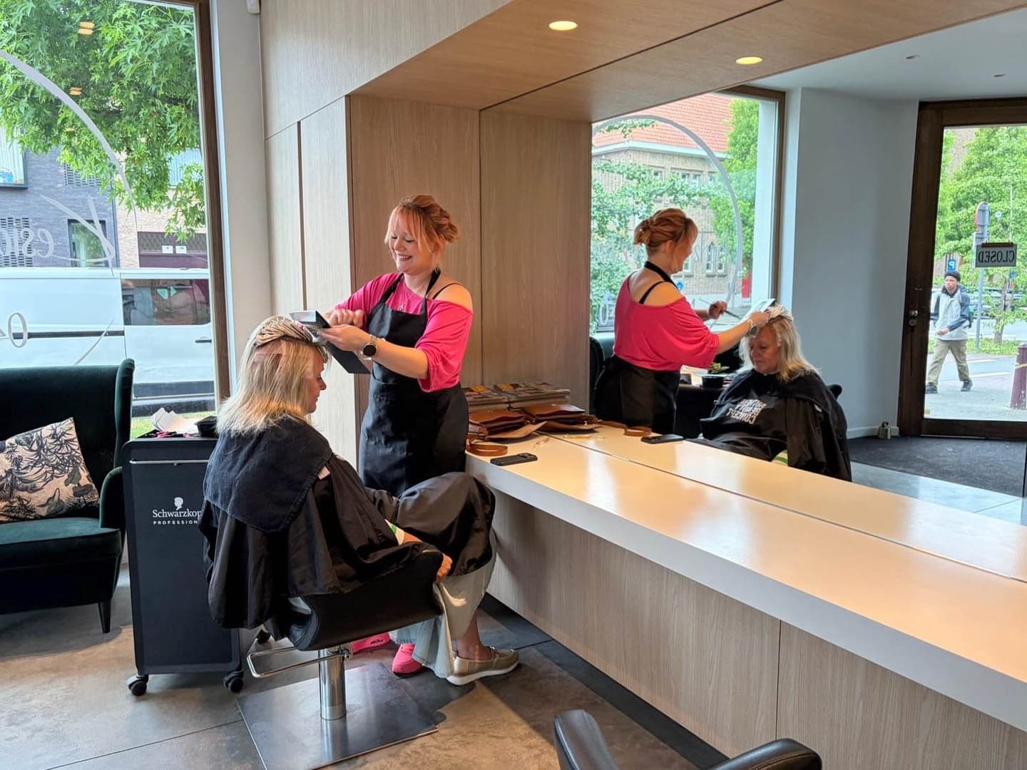 Kesia aan het werk in haar kapsalon