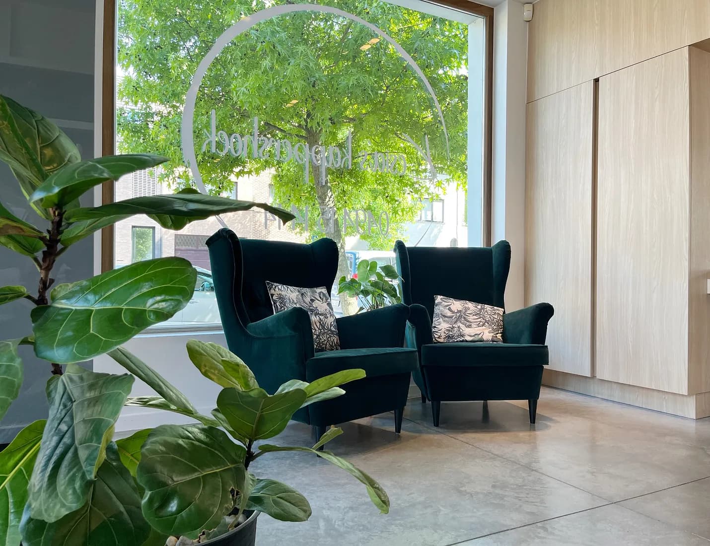 Wachtruimte met groene fauteuils